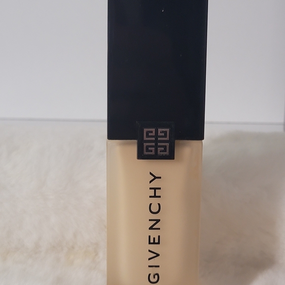 Givenchy Prism Libre Skin Caring Matte Foundation - Picture 1 of 3
